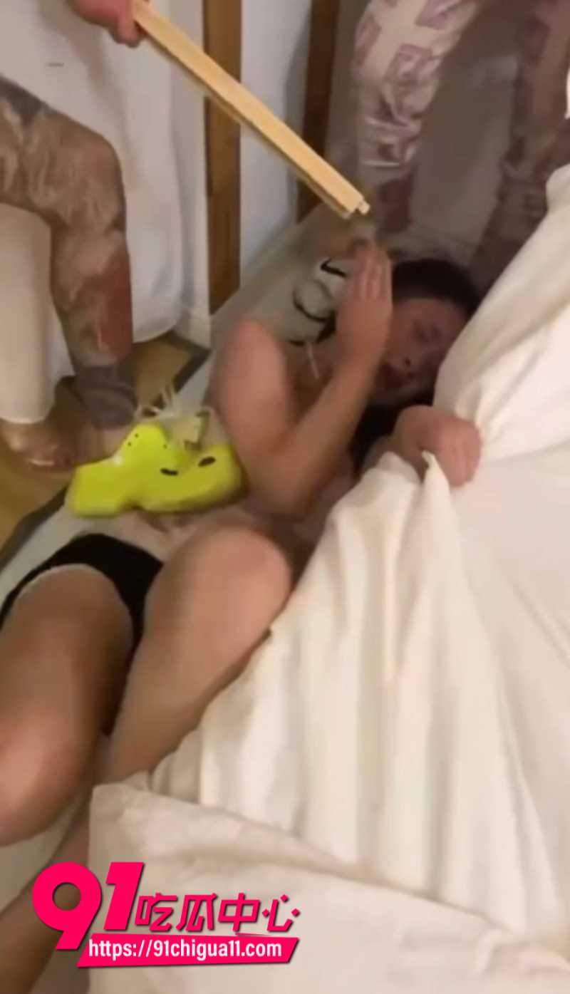 甘肃黑衣女大学生被精神小妹霸凌暴打6 甘肃黑衣女大学生被精神小妹霸凌暴打6