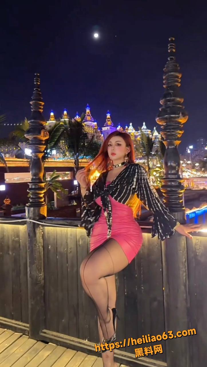 抖音巨乳美女 大诗瑶 自慰潮吹视频流出 性感到喷血的丰满身材 让人一眼难忘