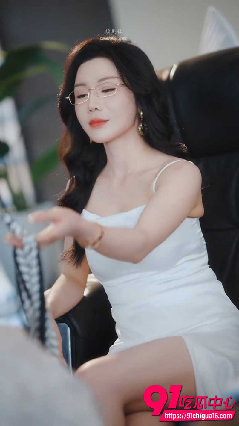 每日短剧未婚妻与挚友偷情 双重背叛让他崩溃痛饮 外邂逅美艳女上司!