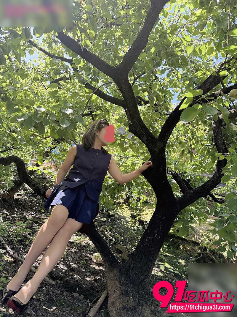 海角大神曹老板的小迷弟 嫂子野外露出越来越大胆 主动含鸡巴舔到湿透后被猛干！