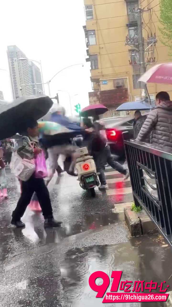 路怒男下车发飙直接被按在地上狠打6