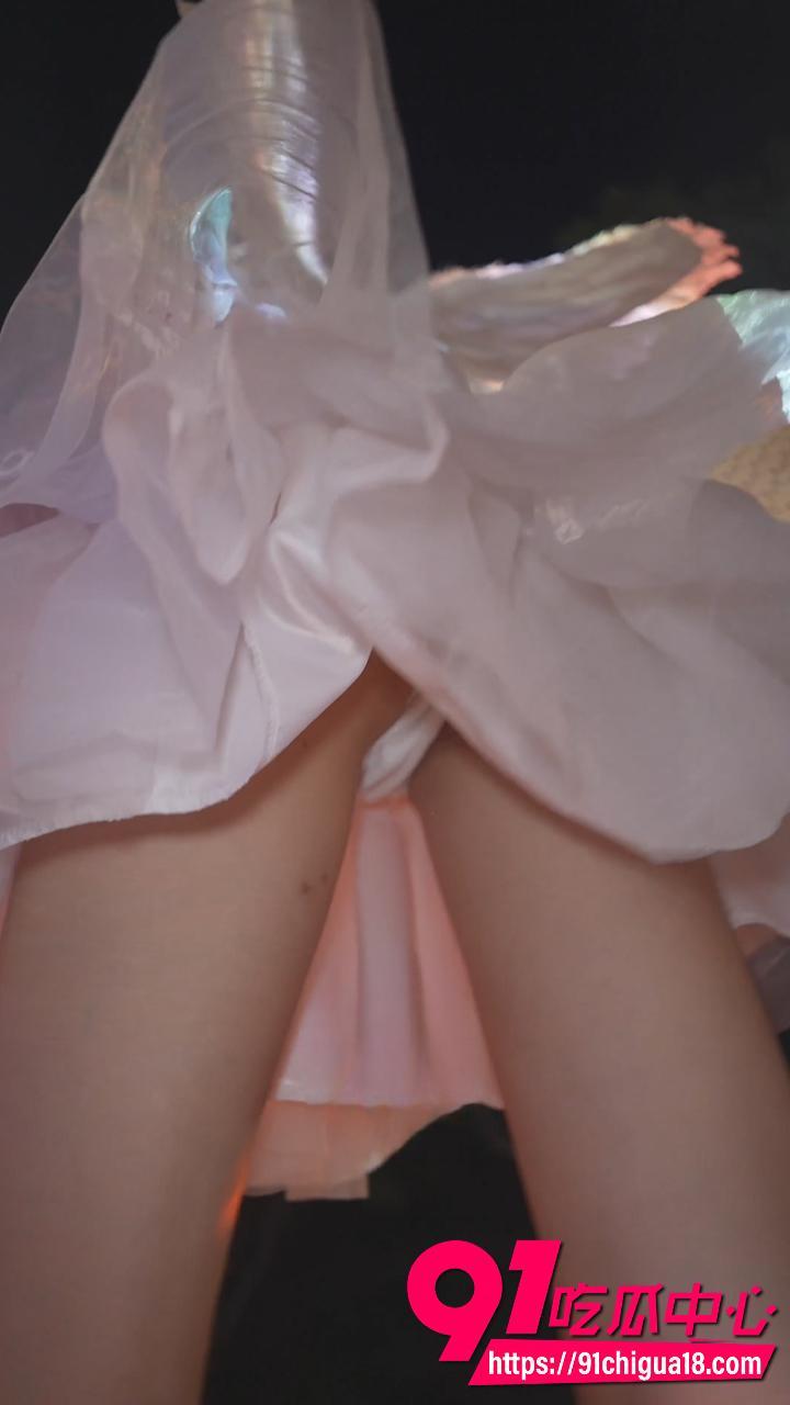 街拍抄底天使裙极品美女5