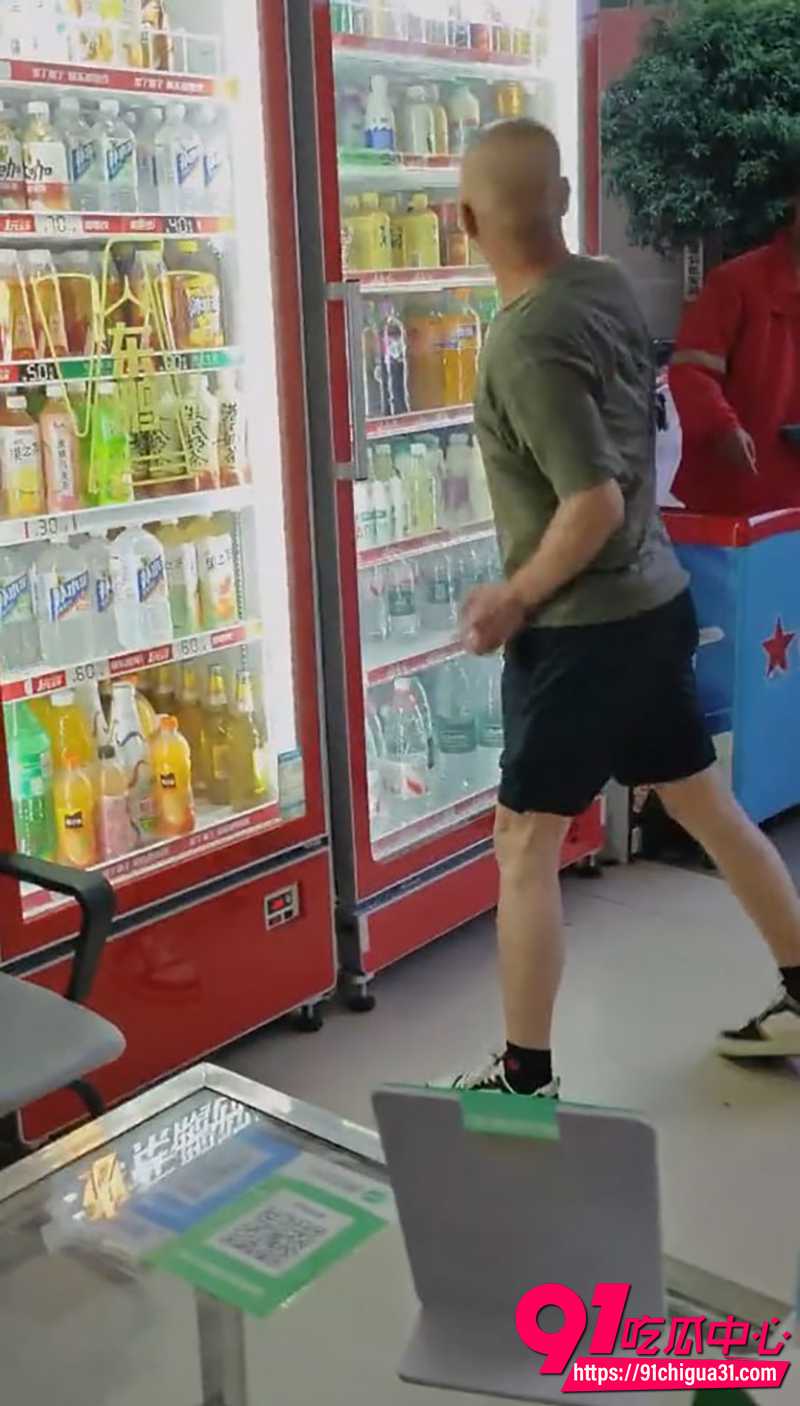 光头男子砸店 1