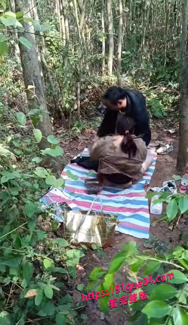 中年夫妇小树林性爱03