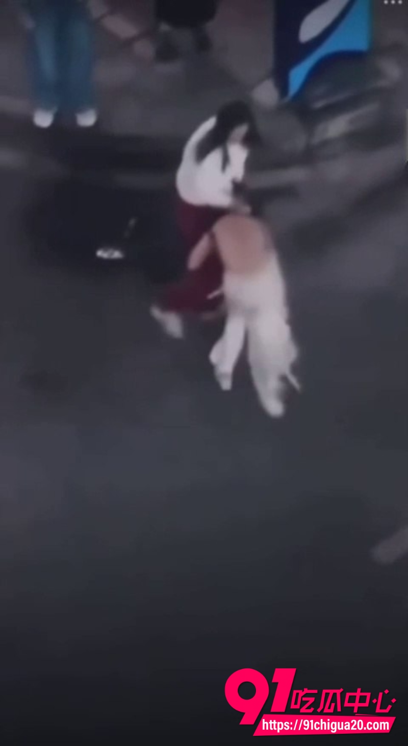潭万豪街头抓小三6