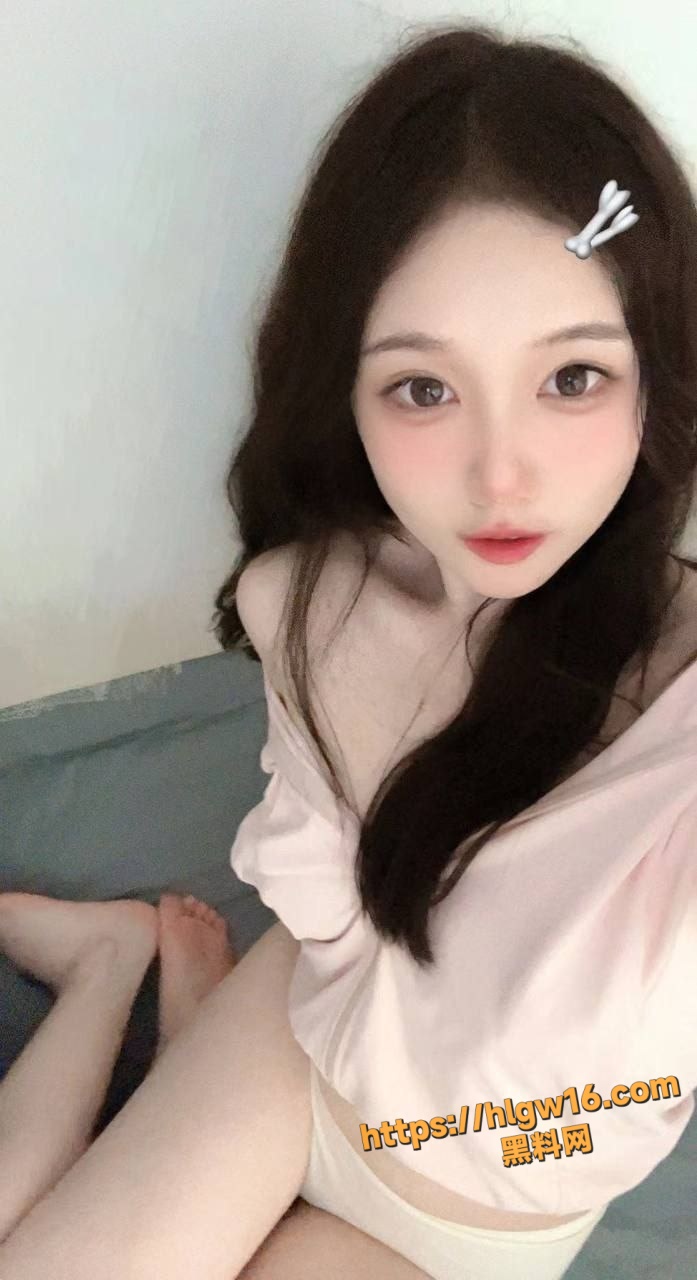 超粉嫩巨乳高中生爱上男友之后和男友啪啪视频流出 清纯少女被男友调教成欲望尤物！
