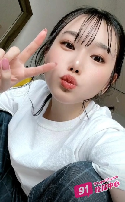 撸管推荐~女服务员替同事赔罪 却被同事背刺沦为客人胯下奴! 配图3