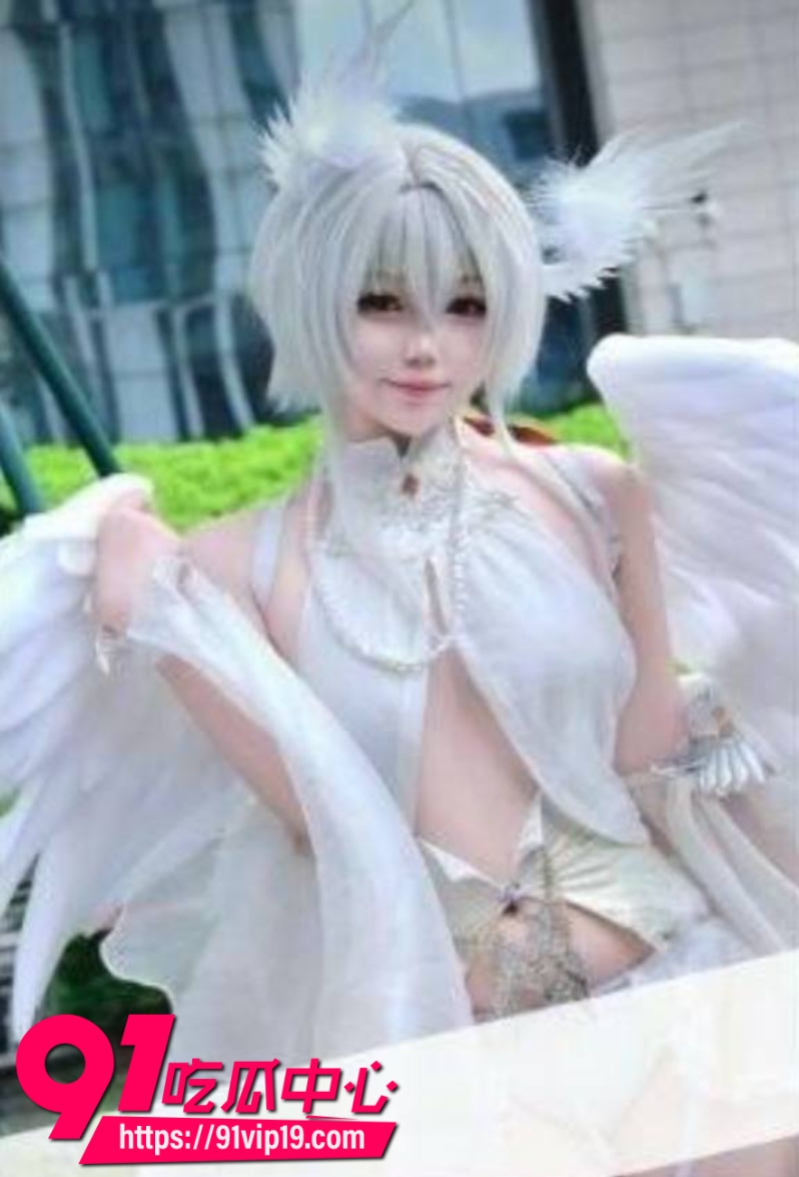 广州萤火虫漫展乱象 女coser遭摄影师怼奶拍摄意外走光 粉嫩奶头暴露在外