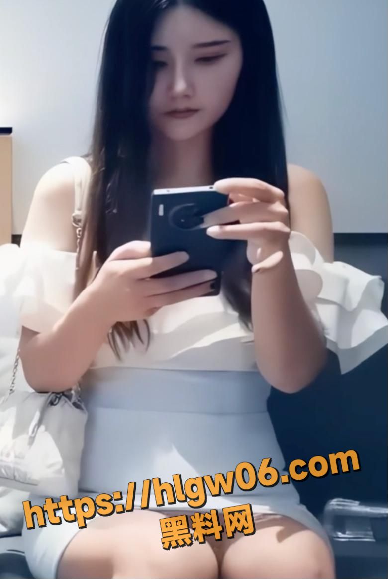 成都一位白裙甜美妹成为经典话题,她以川渝女神之姿惊艳众人,G杯巨乳搭配清纯脸蛋,堪称极品尤物!