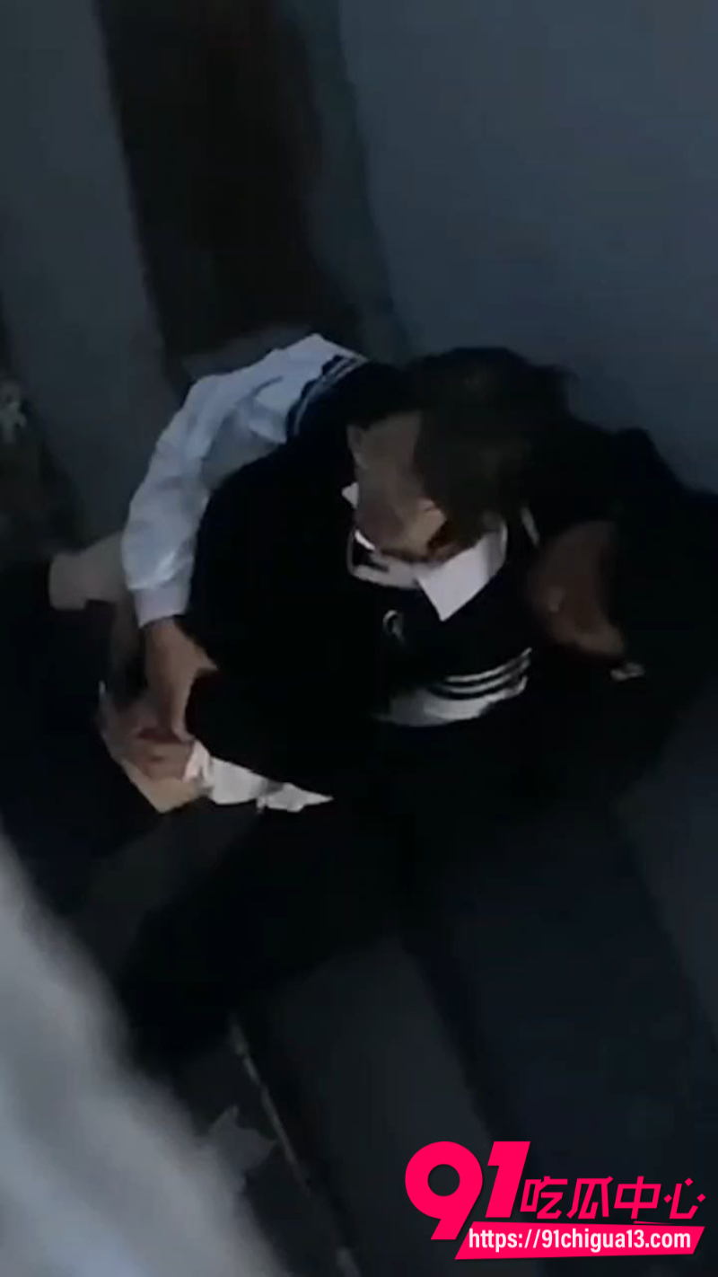 青岛海洋技师学院眼镜婊女大学生跟男友野战3