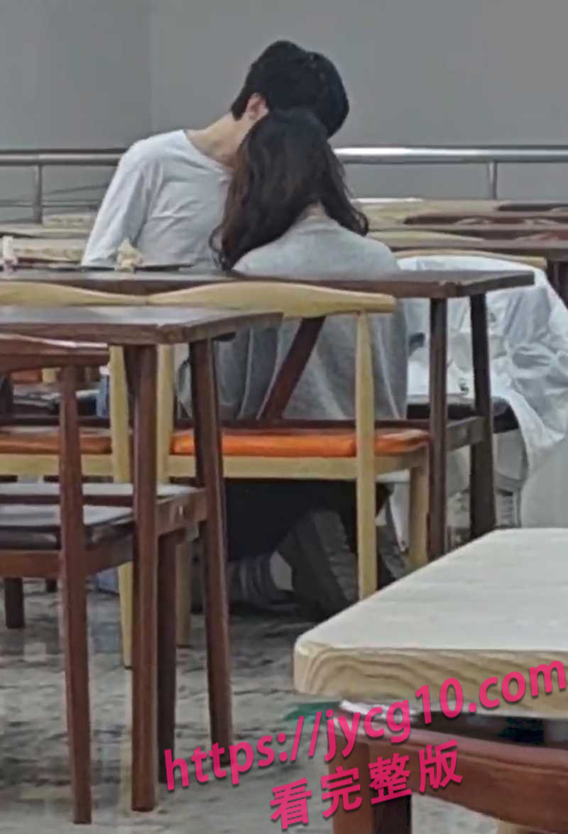 河南工大情侣食堂甜欲失控 亲密画面引爆全校热议