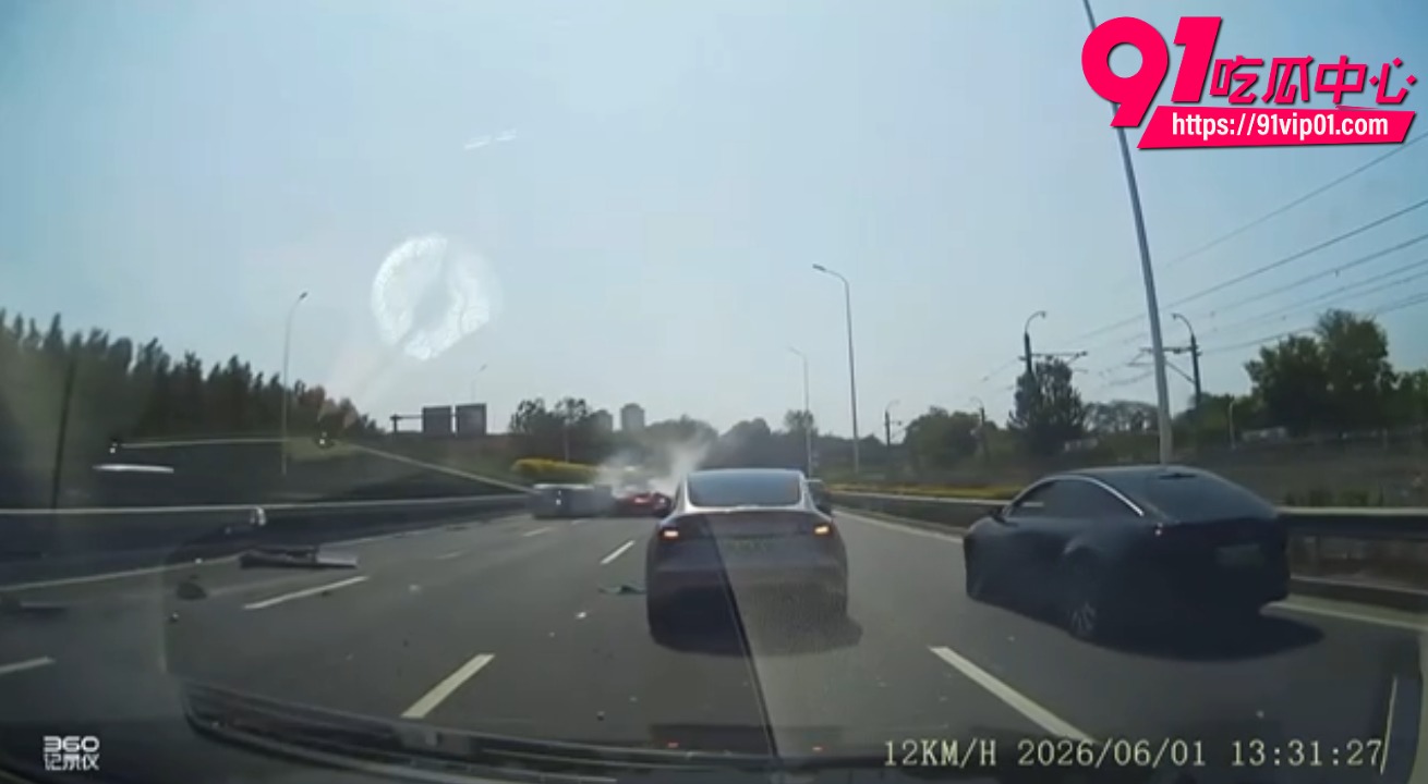 克尔维特撞隔离带事故3