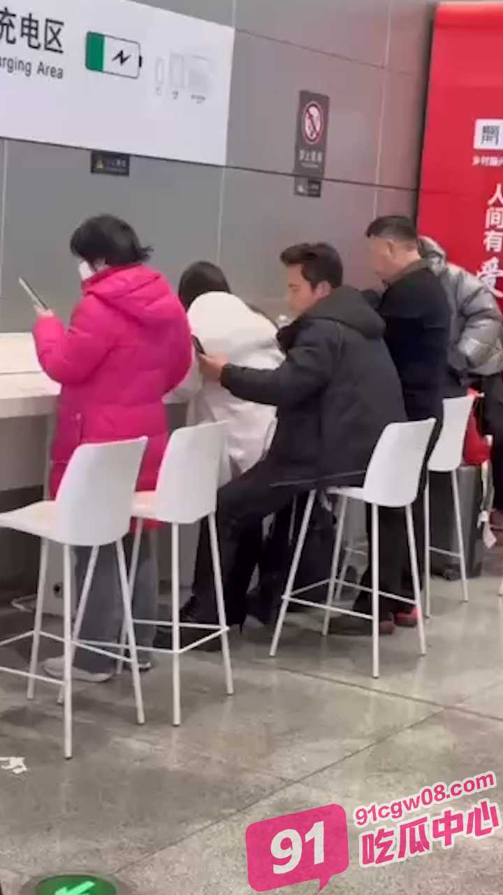 广州南站的激情一幕 高铁站直接后入啪啪 还假装玩手机骗自己?