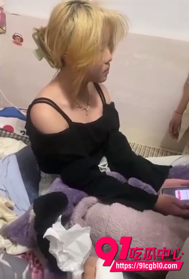 黄毛精神小妹抢了同伴男友跟对方做爱视频流出2 黄毛精神小妹抢了同伴男友跟对方做爱视频流出2