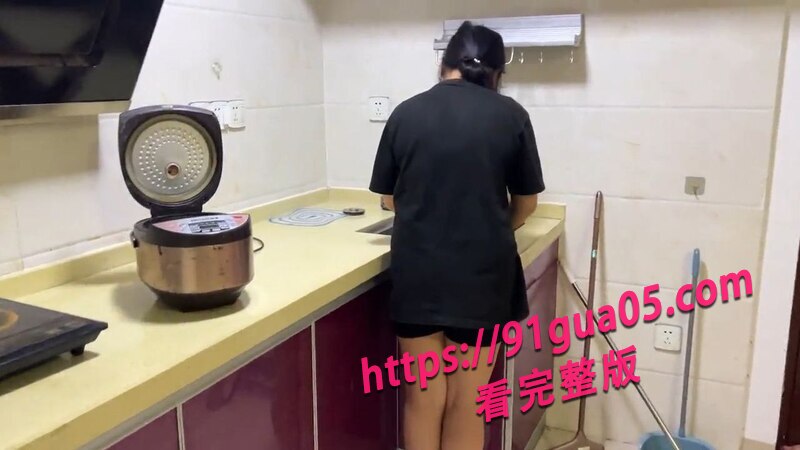 母子乱伦！丈夫辛苦工作却被儿子偷家 与妻子翻云覆雨