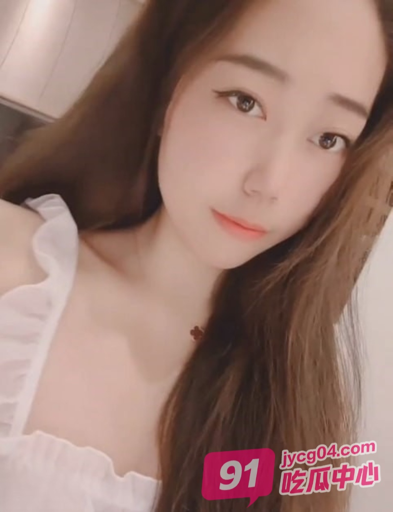 女大学生裸聊不雅片外泄！白虎+后庭双玩法 画面火辣撩人！ 配图2