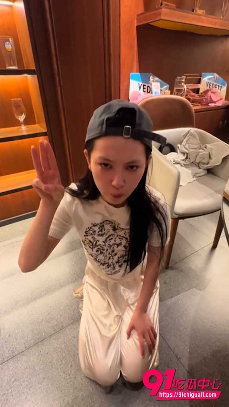 王晓迪出轨被劳斯莱斯大哥抓奸在床3 王晓迪出轨被劳斯莱斯大哥抓奸在床3