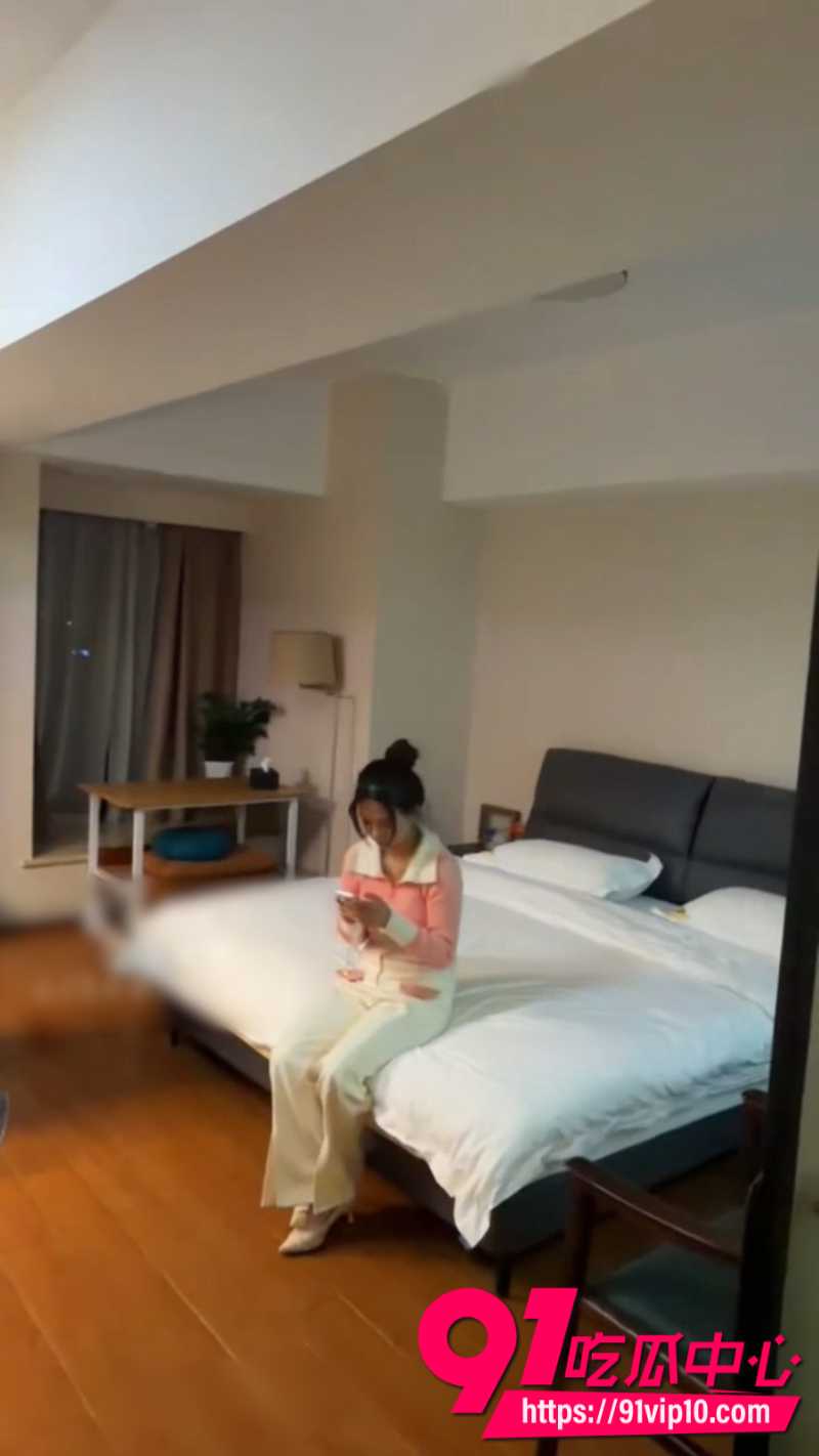 榜一大哥欣欣子 打赏三个火箭拿下当地小网红约炮 小母狗的骚穴被大哥疯狂抽插