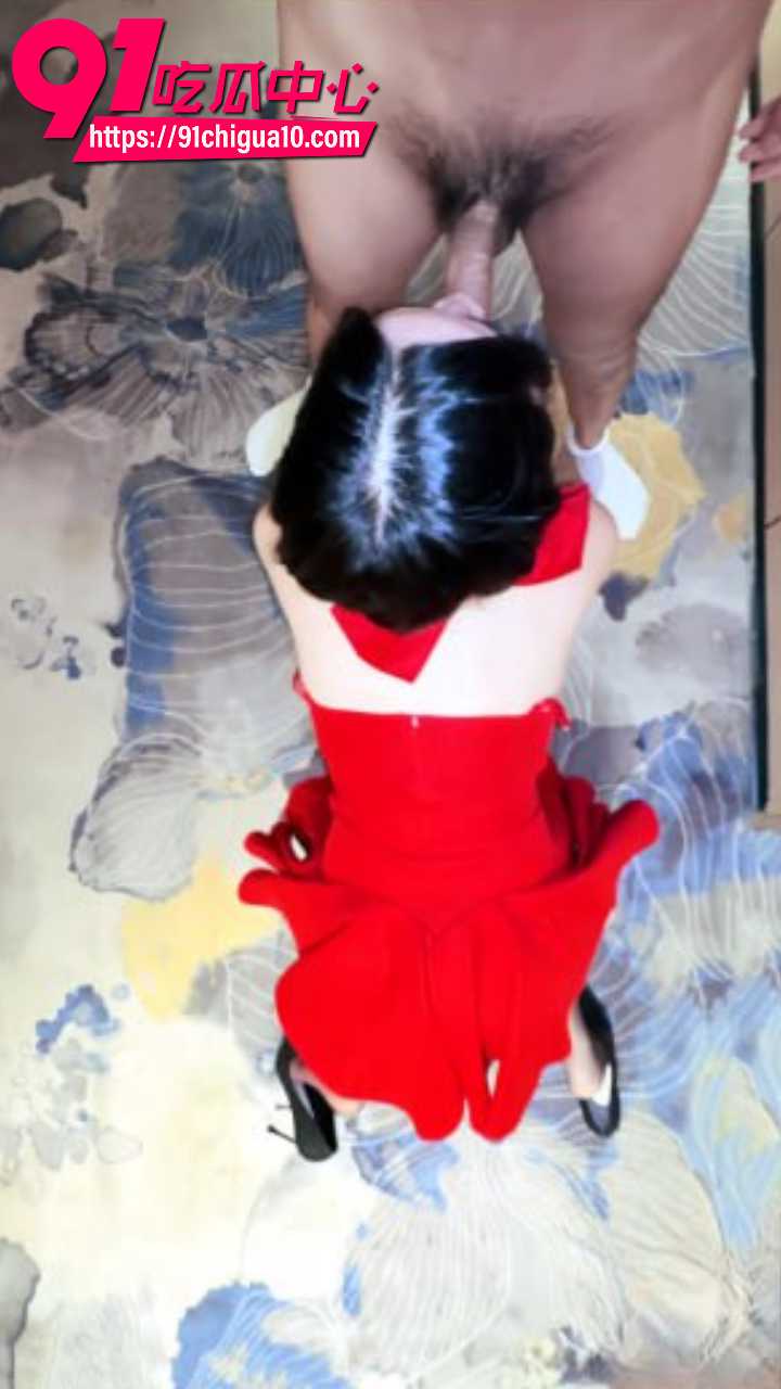 圣诞红裙姐姐黑丝翘臀被掀裙狂干7
