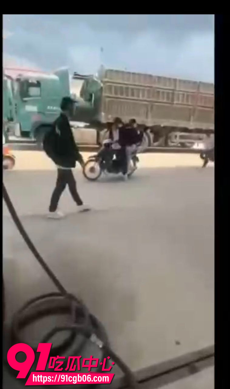 国外精神小伙更猛，打架直接变杀人7