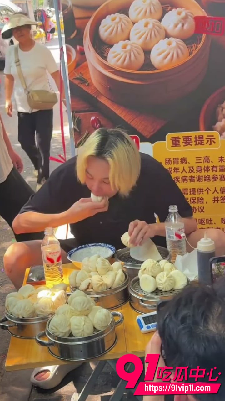 小哥街头挑战10分钟吃10笼大包子2 8