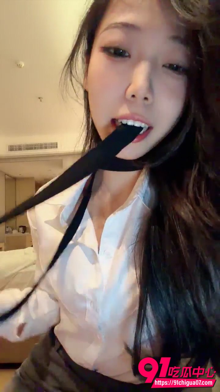 高挑女神 丝丝不是思思 黑丝美腿夹击锁定单男 诱惑挑逗深喉骑乘后入做爱内射骚穴直拍