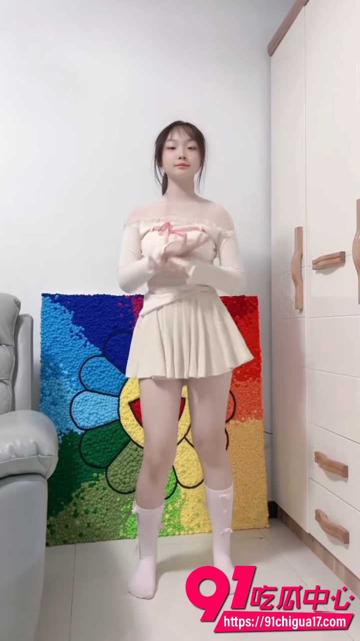 抖音童颜巨乳小高爱跳舞2
