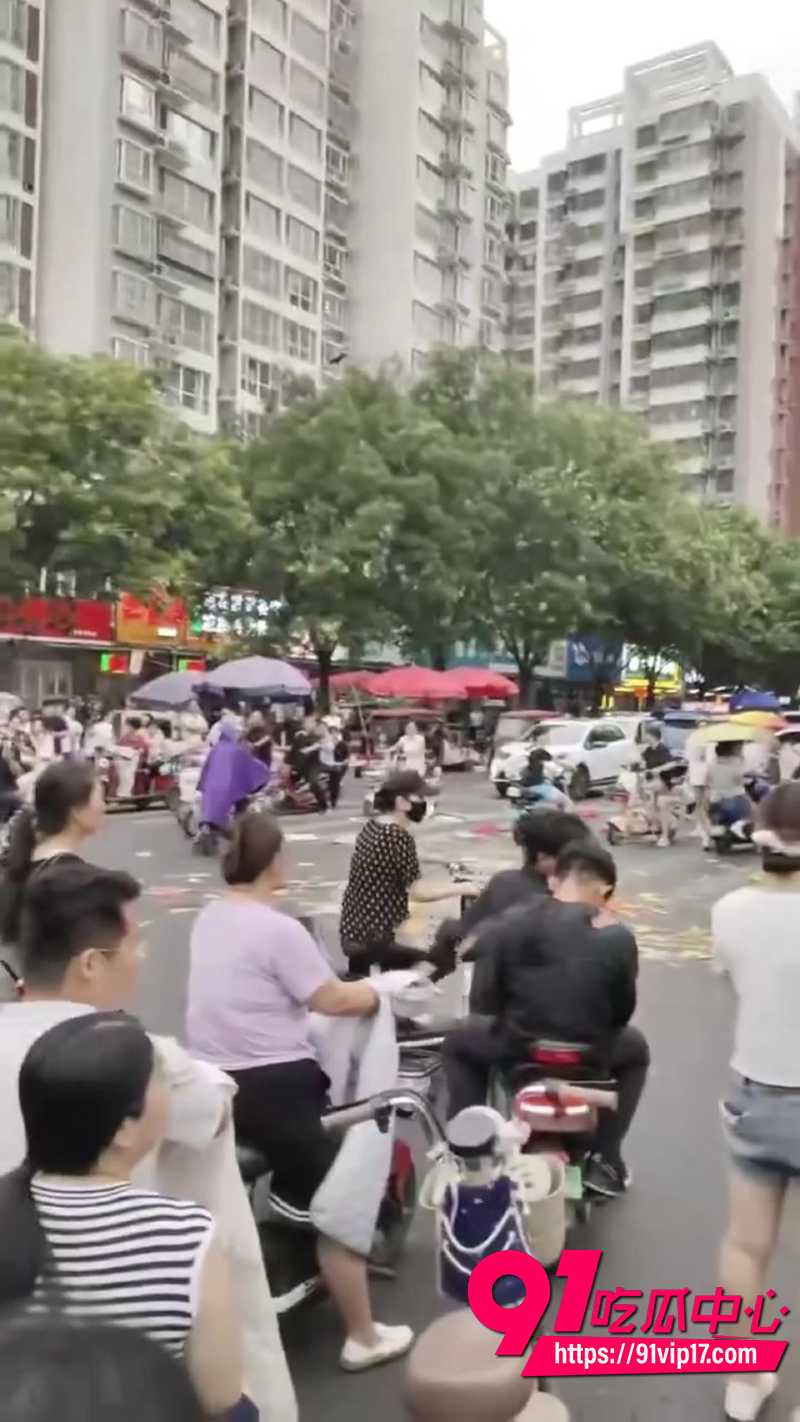 迎泰新城夜市炸串摊老板夫妇吵架 4