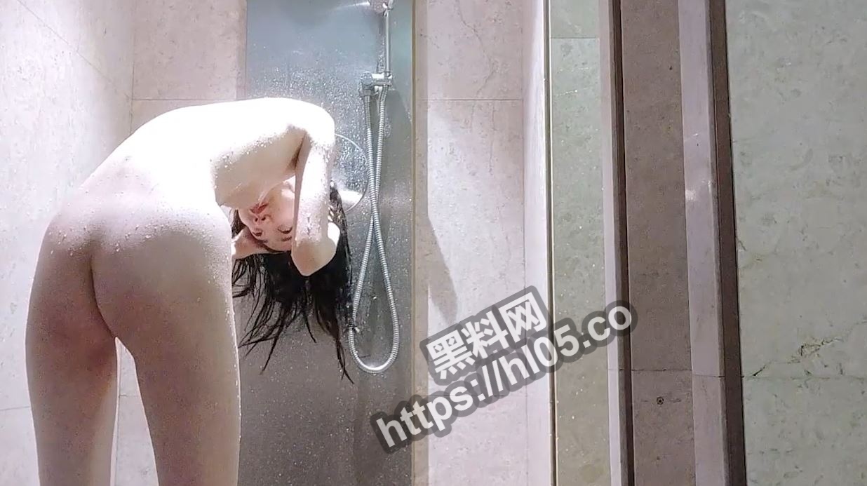 【强烈推荐】大神冒死潜入重庆某温泉洗浴中心偷拍,最后报警抓住了偷拍者