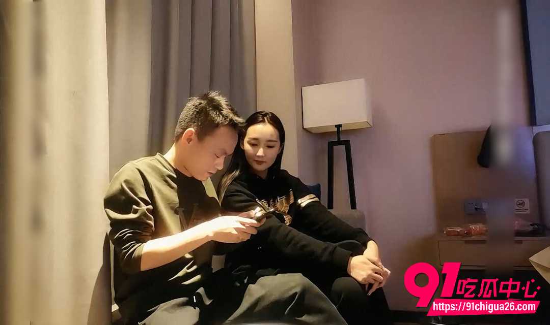 步宾探花约炮傻乎乎妹子 让干啥就干啥 从沙发看手机到床上各种姿势内射!