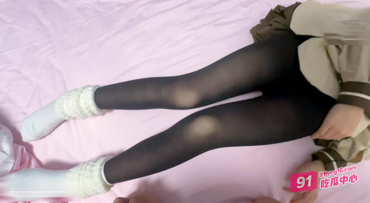 「兄妹乱伦」妹妹穿性感制服勾引哥哥 被撕碎黑丝强行破处！ 配图4