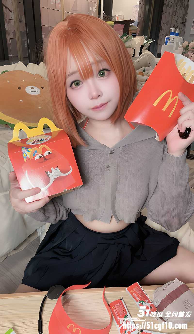 反差女友Cosplay 麦当劳妹妹 乖乖跪在镜前吞吐肉棒 颜射满脸白浊沿唇角溢出！