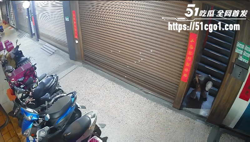 小仙女楼梯口拉屎2 小仙女楼梯口拉屎2