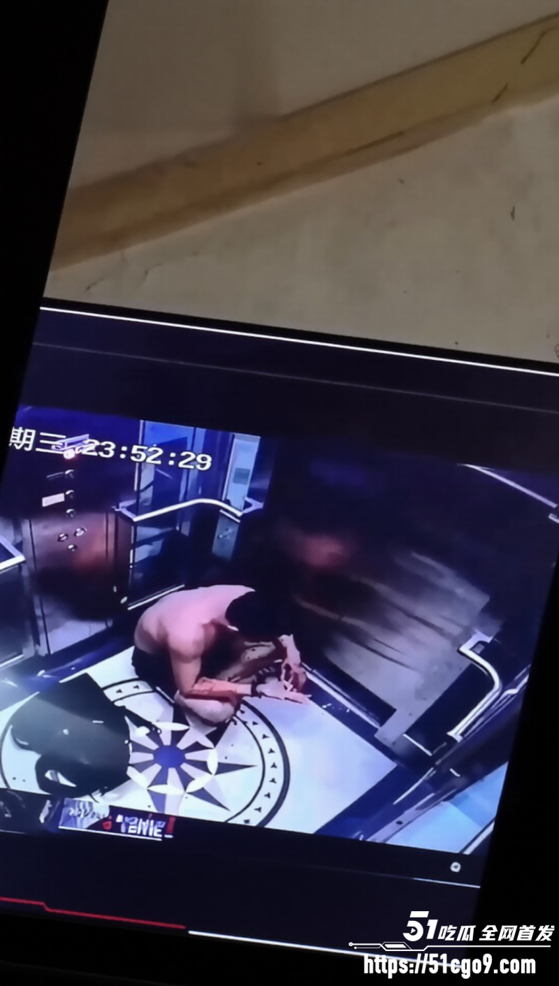 流氓男教练摸女会员电梯被暴揍06 流氓男教练摸女会员电梯被暴揍06