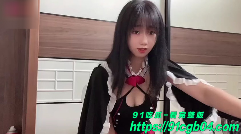 极品反差福利姬小桃酱 最新私拍作品 化身性感女仆服侍大屌男友 粉嫩下体遭无套大力抽插内射！