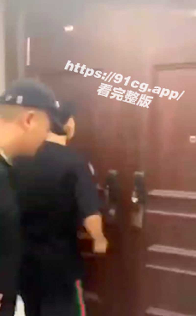 北京绿帽男子带人撞门抓奸视频流出 老婆竟和两男人一起3P 三人正高潮