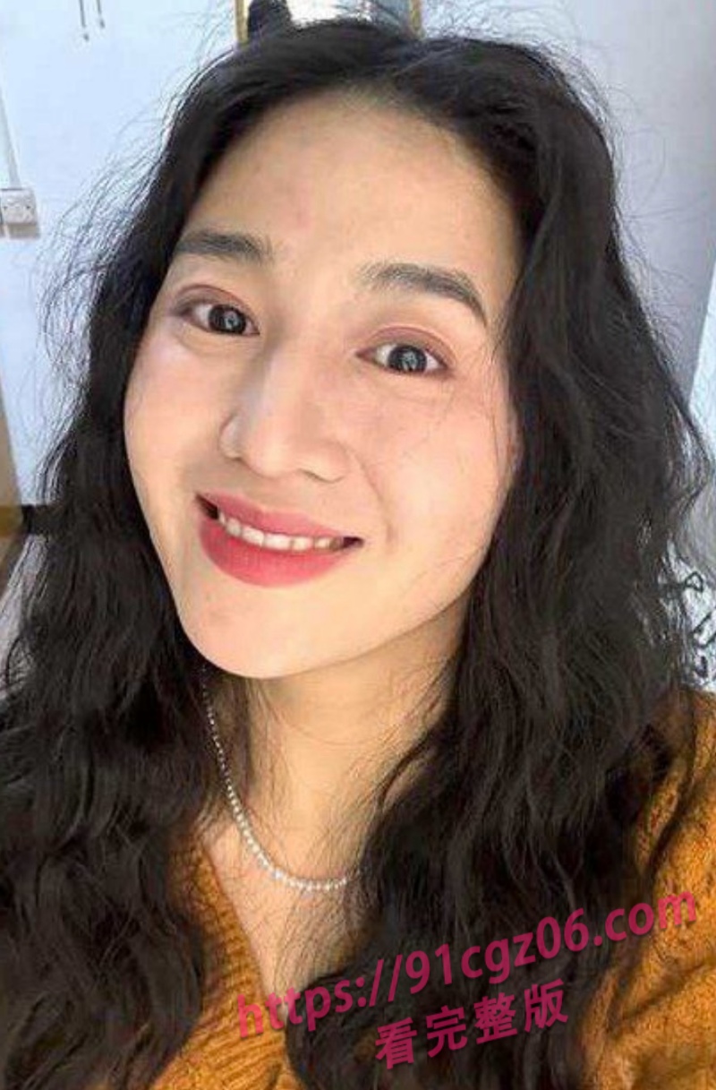 重庆市沙坪坝区人妻杨芳仪在网上与网友聊骚被老公发现怒曝光