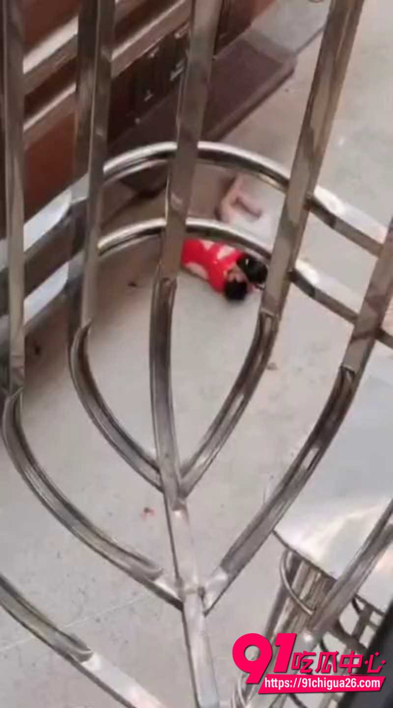 小区楼梯间小孩跳楼3