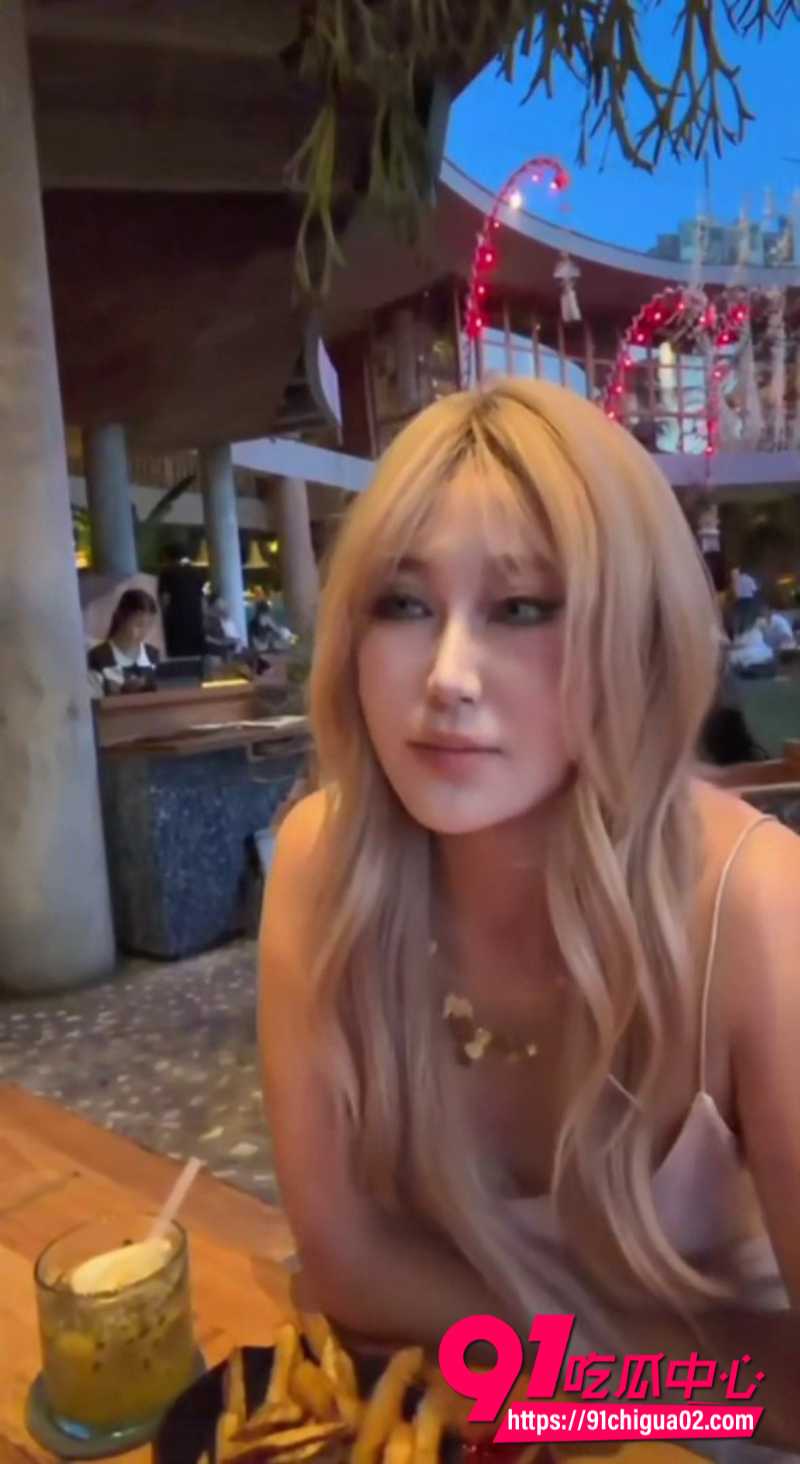 推特网红小小咪旅行中被肌肉男强制中出 羞涩淫荡表情汁水四溅 刺激反差值爆棚