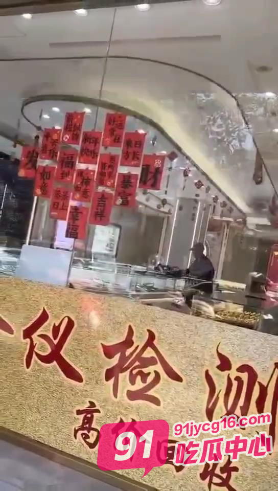 男子直播抢金店被抓!网友:“第一次见这种赛道”