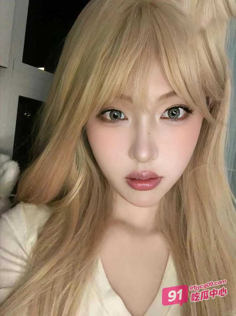 「母子乱伦」趁老爸不在家 和朋友一起3P美艳小妈! 配图3