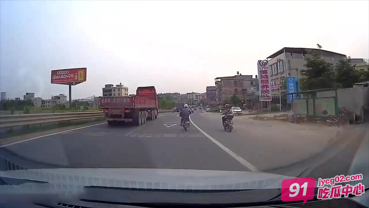 又是视野盲区？大货车碾轧之后径直开走 惨状吓蒙路人！