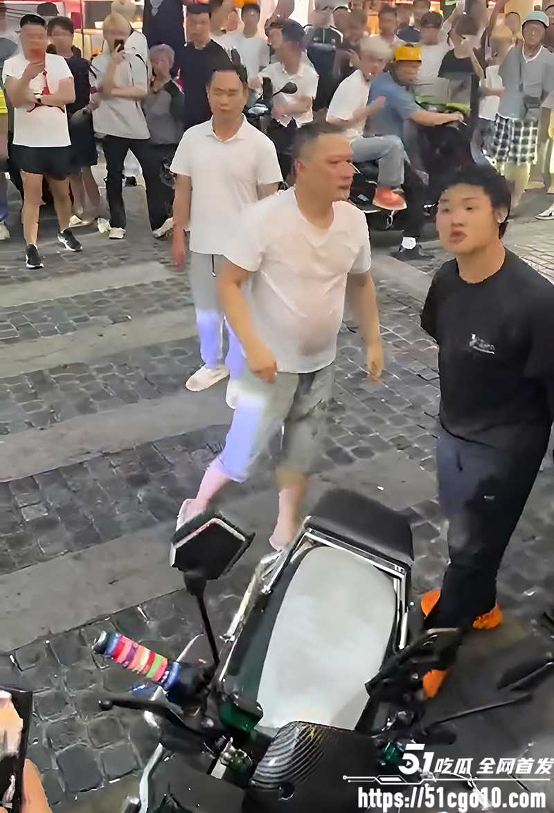 两男子当街吵架吐口水 10 拷贝