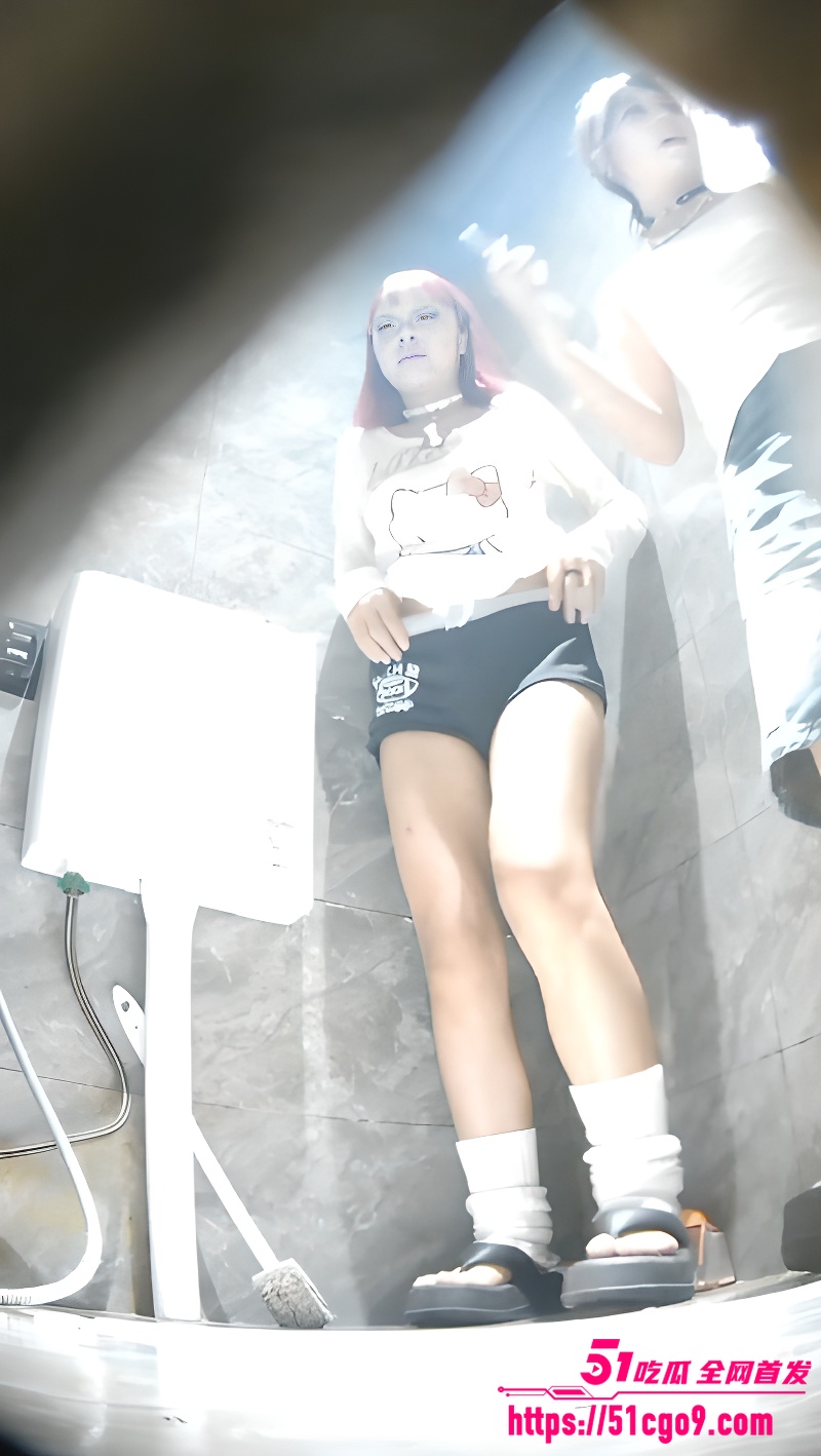 酒吧女厕全景偷拍 5