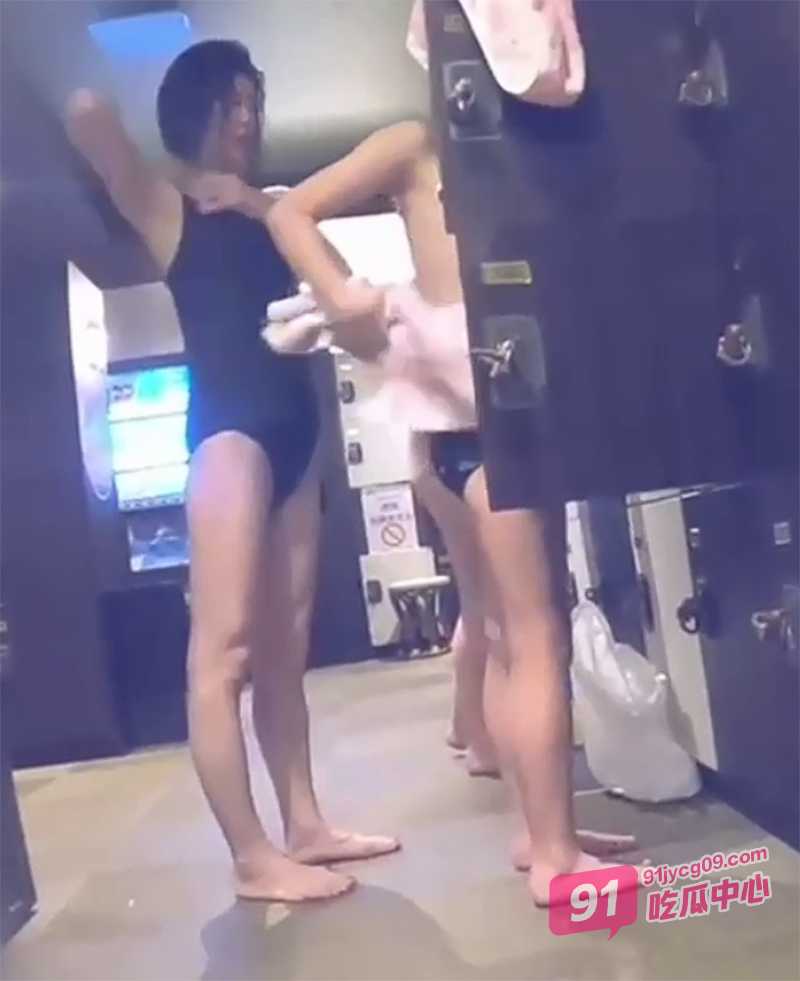 冒死偷拍女浴室 各种美女长腿翘臀应有尽有！