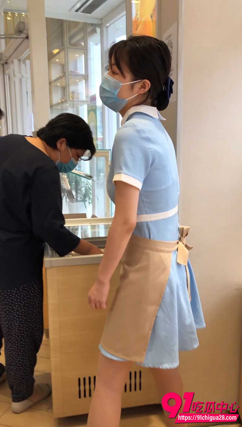 抄底大神偷拍好利来肉丝小姐姐 肉丝翘臀弯腰露沟 甜美脸蛋撩人欲火！