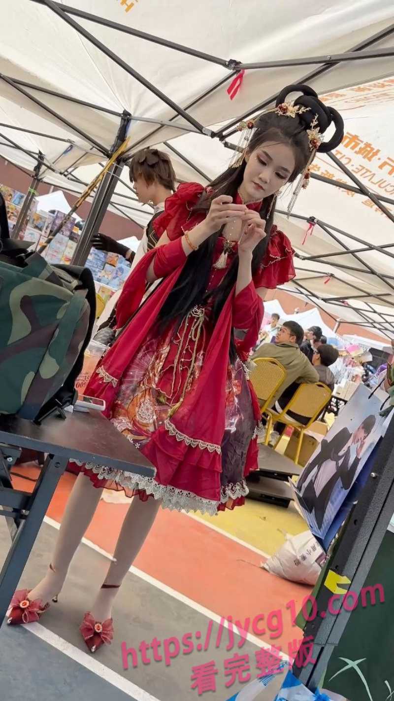 动漫展红裙洛丽塔美女走红 肉色内搭若隐若现太撩人！ 配图4