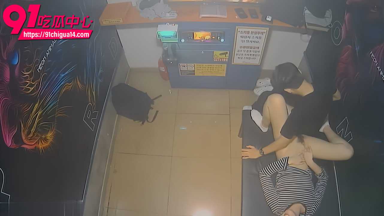 小情侣沙发上直接开干全程高清流出2