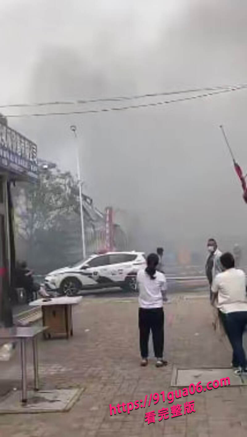 天津大毕庄五金城突发火灾04
