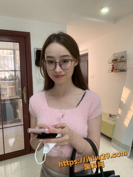 国模 小仙儿 4K私拍精品之作献出 无毛粉穴看着足够养眼！